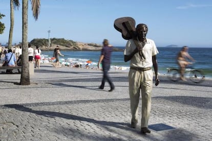 Est&aacute;tua em homenagem a Tom Jobim em Arpoador.