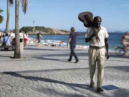 Est&aacute;tua em homenagem a Tom Jobim em Arpoador.