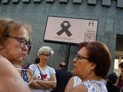 Concentración en el ayuntamiento de Maracena (Granada) en contra de la violencia machista por el asesinato de una mujer de la localidad.