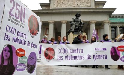 Concentración contra la violencia machista, ante la estatua de Velázquez, en el Paseo del Prado de Madrid.