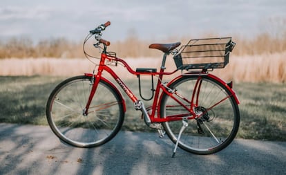 La cesta, las luces y el candado son algunos de los accesorios esenciales para salir en bicicleta.