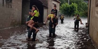 Niños trasladados en la localidad de Albarellos (Monterrei) por los guardias civiles.