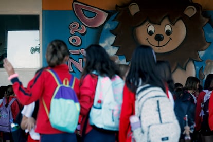 Estudiantes a la entrada de su colegio.