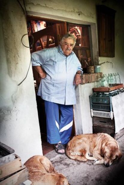 El presidente de Uruguay, Jos&eacute; Mujica, en su casa de Rinc&oacute;n del Cerro. &ldquo;Se ha dicho de ella que es una casa modesta. Falso. Es pobre&rdquo;, afirma el autor del texto.