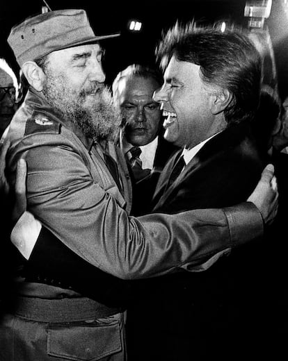 Felipe González es recibido por Fidel Castro en su viaje oficial a Cuba, en La Habana el 14 de noviembre de 1986.