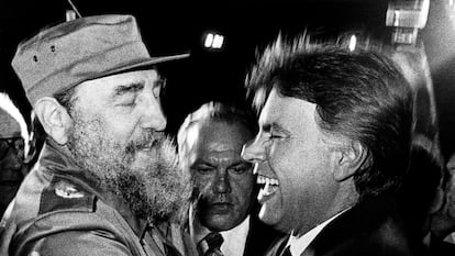 Felipe González es recibido por Fidel Castro en su viaje oficial a Cuba, en La Habana el 14 de noviembre de 1986.