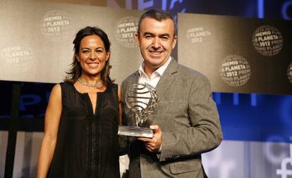 Mara Torres y Lorenzo Silva, finalista y ganador del Premio Planeta 2012, respectivamente.