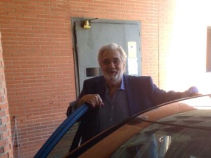 El tenor Plácido Domingo a su salido del hospital, en una imagen difundida por el artista en su cuenta de Twitter.
