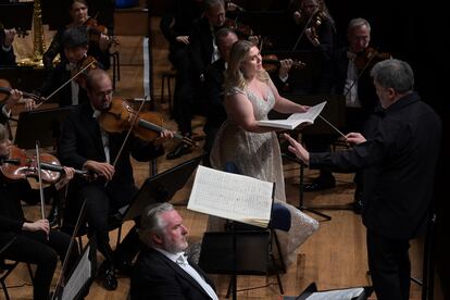 Los solistas Christina Nilsson (Tove) y Simon O’Neill (Waldemar) con Alan Gilbert al frente de la Orquesta Elbphilharmonie de la NDR durante la interpretación de la primera parte de los ‘Gurre-Lieder’ de Schönberg en el KKL de Lucerna el domingo por la tarde.