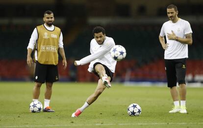 Dani Alves (centro) golpea el esférico ante la mirada de Leonardo Bonucci y Tomas Rincón.