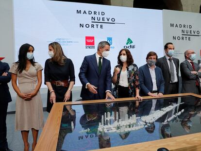 La presidenta de la Comunidad de Madrid, Isabel Díaz Ayuso (2i); el alcalde de Madrid, José Luis Martínez-Almeida (4d); el vicepresidente regional, Ignacio Aguado; y la vicealcaldesa, Begoña Villacís, durante la presentación este martes de la maqueta del proyecto final Madrid Nuevo Norte.