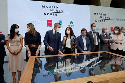 La presidenta de la Comunidad de Madrid, Isabel Díaz Ayuso (2i); el alcalde de Madrid, José Luis Martínez-Almeida (4d); el vicepresidente regional, Ignacio Aguado; y la vicealcaldesa, Begoña Villacís, durante la presentación este martes de la maqueta del proyecto final Madrid Nuevo Norte.