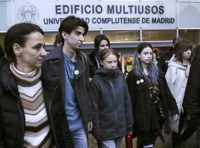 La activista Greta Thunberg (en el centro), en la Cumbre Social por el Clima en la Universidad Complutense en Madrid este domingo.