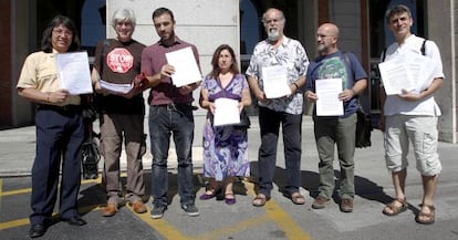 Representantes de las asociaciones, ante la sede de Fomento.