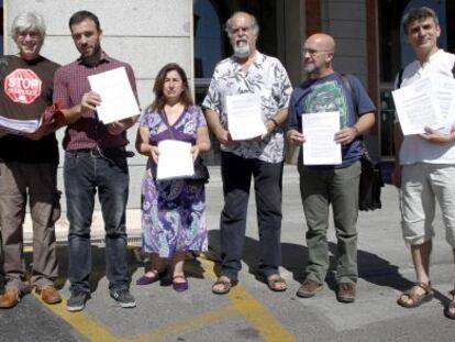 Representantes de las asociaciones, ante la sede de Fomento.