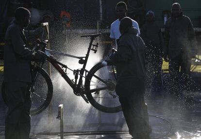 Trabajadores limpian una bicicleta en Ciudad del Cabo (Sudáfrica), el 19 de marzo de 2017.