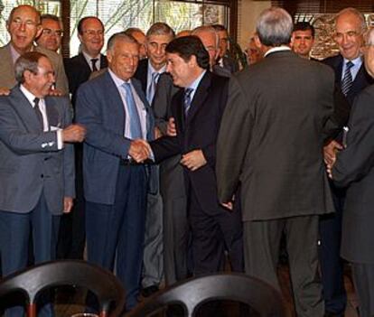 El presidente de la Generalitat, José Luis Olivas, charla con  empresarios, ayer en Elche.