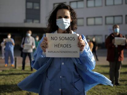 Una infermera davant de l'Hospital de Bellvitge defensa els drets de la professió.