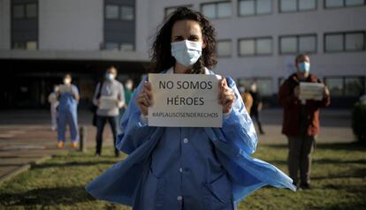 Una infermera davant de l'Hospital de Bellvitge defensa els drets de la professió.