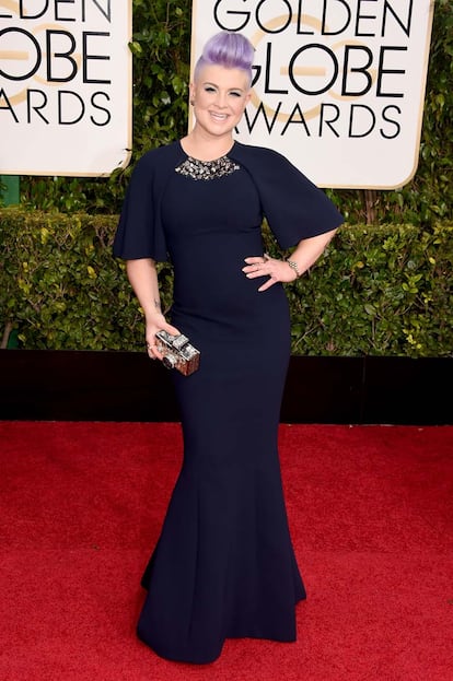 Kelly Osbourne se decant por un vestido azul oscuro de Georges Chakra. Su peinado, una vez ms, se convirti en el protagonista de su look.