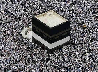 Los fieles dan siete vueltas alrededor de la 'Kaaba', edificio cuadrado en el interior de La Meca donde los musulmanes sitúan el centro del mundo y que creen fue levantada por Abraham
