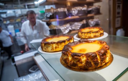 Tres tartas de queso este jueves en el mostrador del restaurante La Viña de San Sebastián.