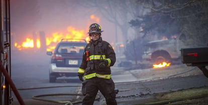 Un bombero camina después de que el incendio arrasara un área en el vecindario de Centennial Heights en Louisville, Colorado.