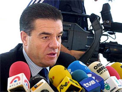 Imagen del ex alcalde de Ponferrada Ismael Álvarez , durante la rueda de prensa.
