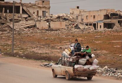 Una familia siria huye con sus pertenencias de la ciudad de Urum al-Kubra, en la provincia de Alepo (Siria), el 16 de enero.