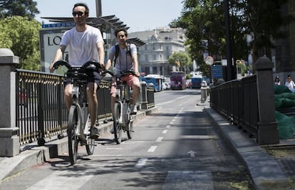 Dos ciclistas circulan en Bicimad por el carril bici de la calle Alcalá. 