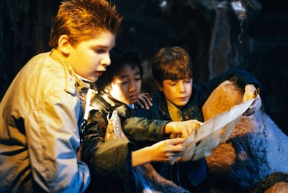 Corey Feldman, Ke Huy Quan y Sean Astin en 'Los Goonies'.