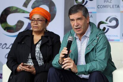 La integrante de las FARC Victoria Sandino y el ministro para el Posconflicto de Colombia, Rafael Pardo.