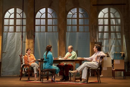 Escena de la obra 'Gegant', en el Teatre Romea, dentro de la programación del Festival Grec.