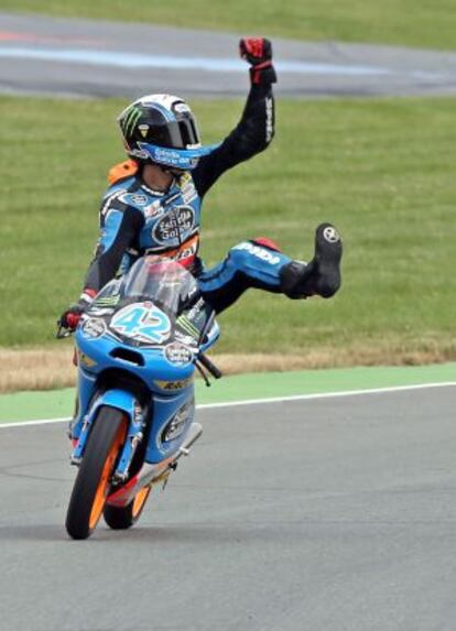 Alex Rins celebra la victoria en el Gran Premio de Alemania