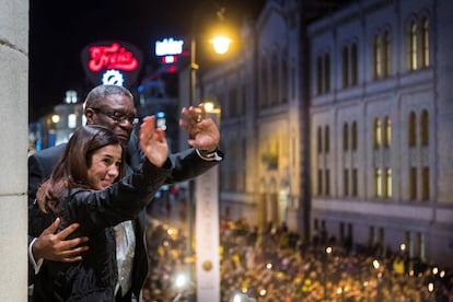 Los laureados con el premio Nobel de la Paz 2018, la activista iraquí Nadia Murad y el médico congoleño Denis Mukwege, observan el desfile con antorchas tras recibir el premio, en Oslo (Noruega).