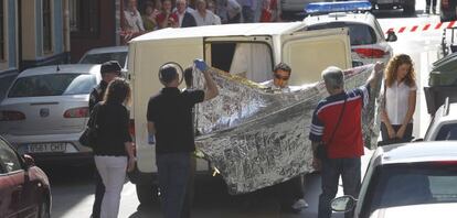 Trabajadores de la funeraria trasladan en mayo de 2012 el cadáver de la mujer asesinada por su vecino.