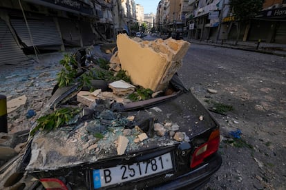 Vehículo destrozado por un ataque aéreo israelí en Dahiye, barrio al sur de Beirut.