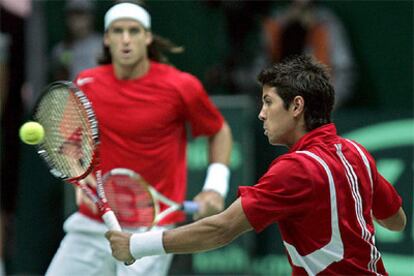 Feliciano Lopez y Fernando Verdasco, en acción frente a los bielorrusos Vladimer Voltchkov y Max Mirnyi.