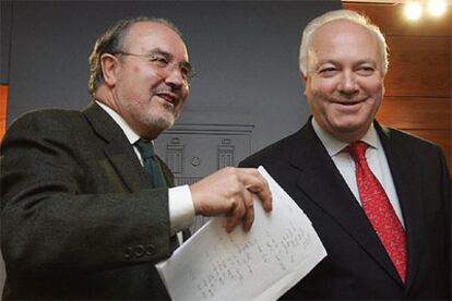 El vicepresidente Pedro Solbes, y el ministro Miguel Ángel Moratinos, antes de la rueda de prensa.