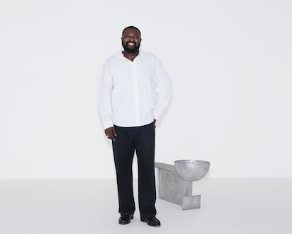 Marcus-Bello con su obra 'TM Bench with Bowl'.