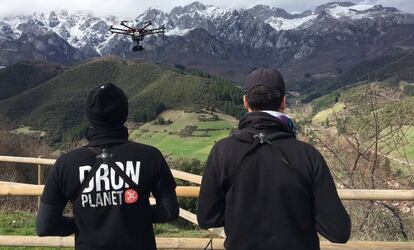 La audiovisual es la aplicación más común de los drones en España. En la imagen, técnicos de Dron Planet durante una grabación en la montaña.