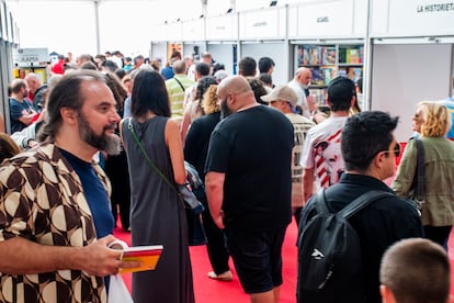 Imagen de la feria de libros y mercadillo dentro de la Semana Negra.