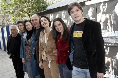 Daniel Cebrián (a la derecha), con Imanol Uribe y los actores Álex González, Maru Valdivielso, Darío Grandinetti, Laura Aparicio y Eva Marciel (de izquierda a derecha), en la presentación de <i>Segundo asalto.</i>