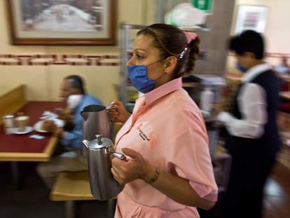 Una camarera con mascarilla, ayer en un restaurante de México DF.