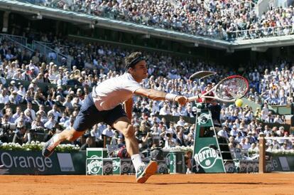 Federer no llega a la bola ante Tsonga.