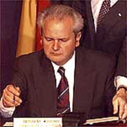 El presidente de Serbia, Slobodan Milosevic, rubrica el acuerdo de paz en Bosnia