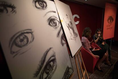 Algunos de los dibujos de Aitana Ocaña en la presentación del libro 'La tinta de mis ojos', donde la cantante ha estado acompañada de la periodista Sandra Barneda, este miércoles, en Madrid.