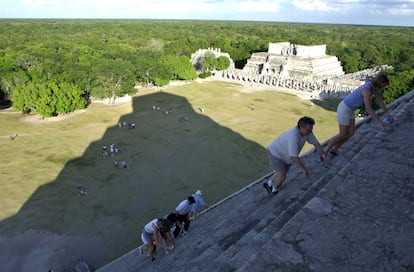 Turistas suben la pirámide de Chichén Itzá, en diciembre de 2004.