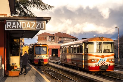 Journalist Pablo Zulaica Parra (Vitoria-Gasteiz, Spain, 1982) has been recording his train journeys and his conversations aboard since 2010. He compiled 20 of his many adventures in his fourth book, 'Paisajeros' (Landscapes). Below, he summarizes eight of them.  

La Circumetnea, Mount Etna’s ‘trenino’ [little train]. On the map of Sicily, the Ferrovia Circumetnea resembles its first initial, the letter C. It is a sloping, open C to the east, and it is 110 kilometers long. Since 1895, it has encircled the volcano Mount Etna, and it stops and starts along the coast of the Ionian Sea, as if it had been traced with a huge compass. "The route from Riposto to Randazzo is more touristy and the line from Randazzo to Catania is commercial," says Salvo, the engineer. He also explains where you can board some of the relics that still remain on the Sicilian tracks, such as the one where he works. "The tourist one has more old trains and the one in Catania is more modern. And then there was an 'engine' [railcar] during the fascist period. It is preserved [in Bronte], but now without 'fascio' [fascists]." From Catania, the metric track advances among the orange trees and pistachio plants, over the merciless malpais, or hard lava. The lava flows not only perforated the rock at several points but also engulfed sections of the line several times. Transferring at Giarre is one way to reach Taormina slowly; it’s been one of the main destinations since the start of Sicily’s era of tourism. 