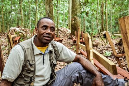Robert Okale, guarda forestal, nacido y criado en la reserva del Dja y defensor de la misma.